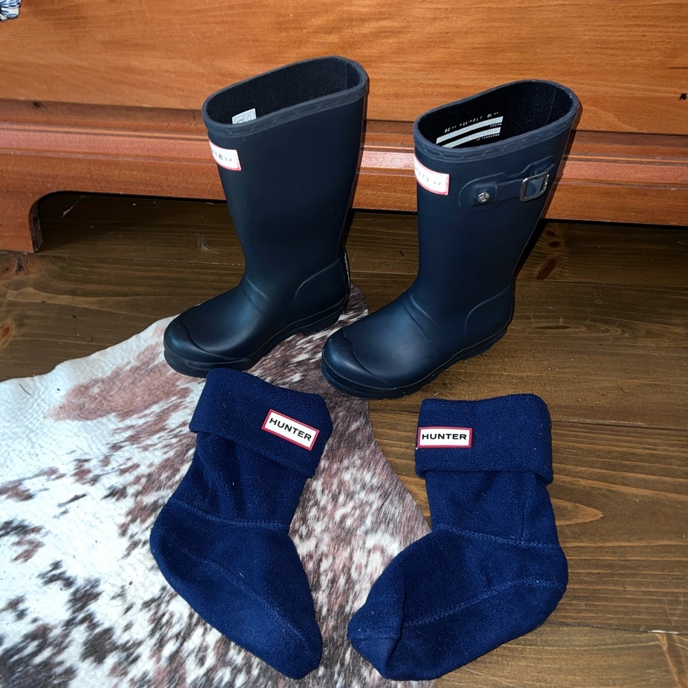 Kids Hunter Rain Boots, Black, Unisex, with Blue Sock inserts size S.